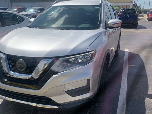Used 2019 Nissan Rogue SV image 1