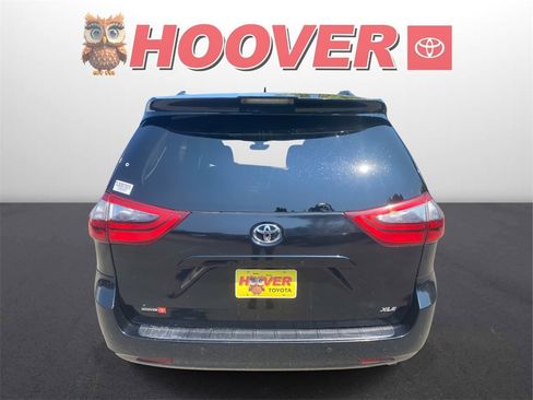 Used 2020 Toyota Sienna XLE image 3