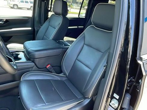 Used 2025 Chevrolet Suburban Premier RWD image 11