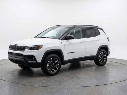 Used 2025 Jeep Compass Trailhawk AWD/4WD image 3