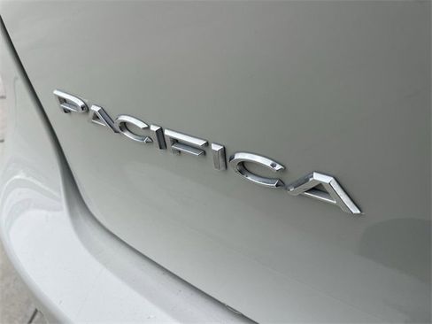 Used 2021 Chrysler Pacifica Touring-L w/ Premium & Safety Sphere Group image 32