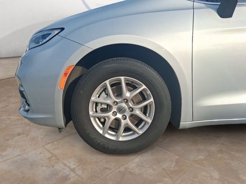 Used 2024 Chrysler Pacifica Touring-L FWD image 14
