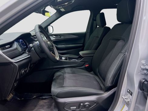 New 2025 Jeep Grand Cherokee Laredo image 10