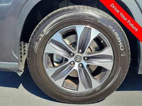 Used 2024 Toyota Highlander XLE FWD image 29