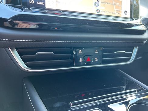 Used 2025 Volkswagen Atlas Cross Sport SEL image 33