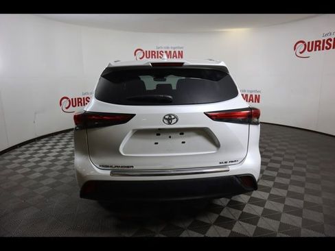 Used 2022 Toyota Highlander XLE AWD/4WD image 9