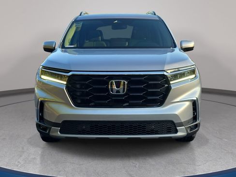 Used 2025 Honda Pilot Touring image 2