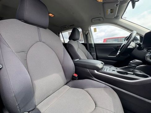 Used 2021 Toyota Highlander LE AWD/4WD image 12