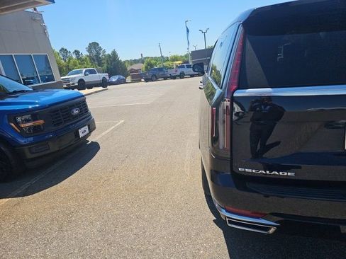 Used 2024 Cadillac Escalade ESV Premium Luxury Platinum image 4