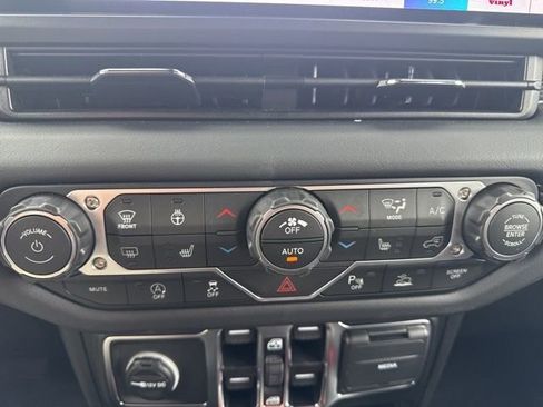 Used 2026 Jeep Wrangler Unlimited Rubicon AWD/4WD image 24