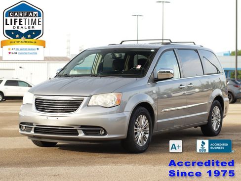 Used 2014 Chrysler Town & Country Touring-L FWD image 3