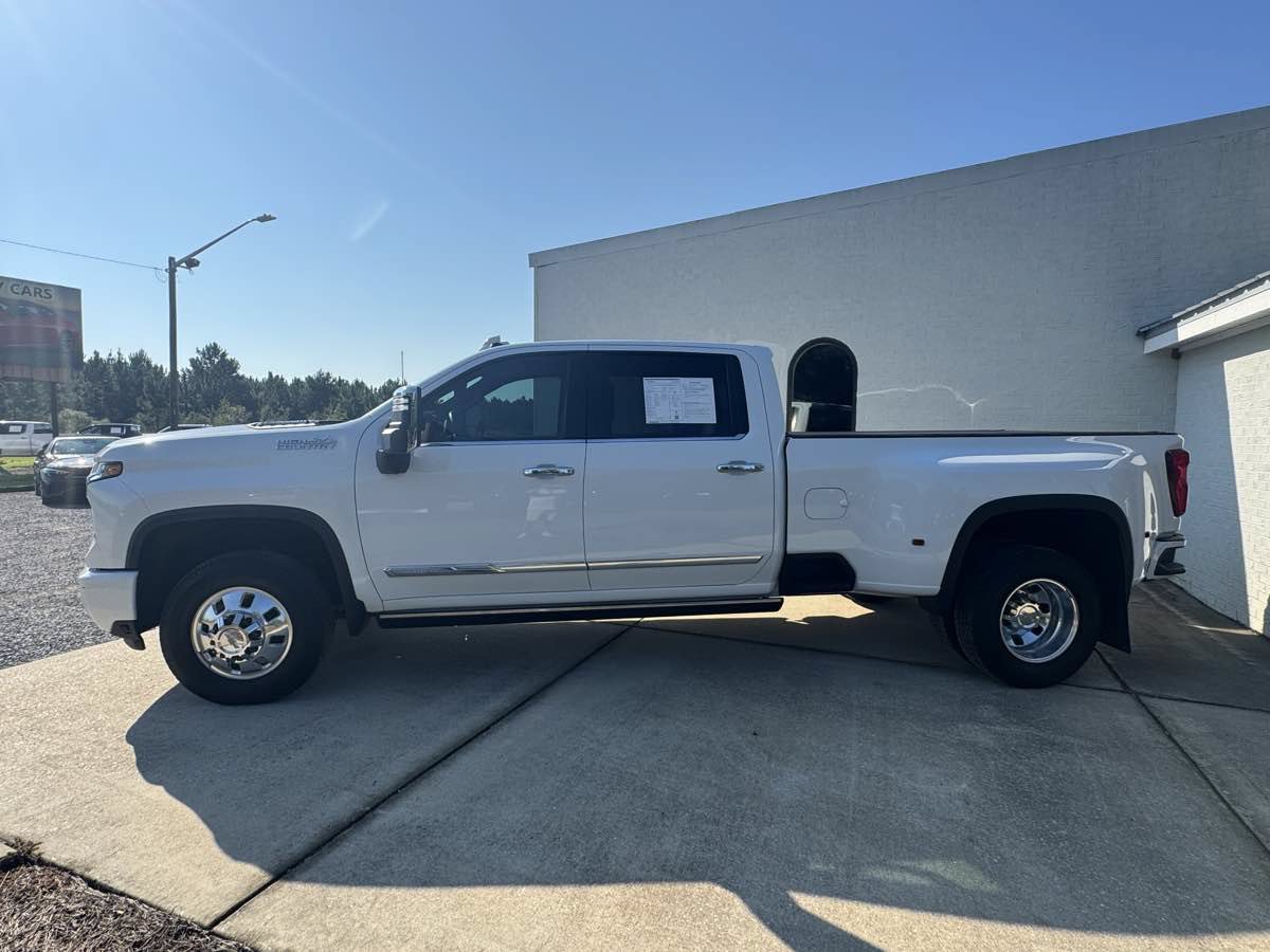 Used 2025 Chevrolet Silverado 3500 High Country w/ High Country Premium Package AWD/4WD image 2