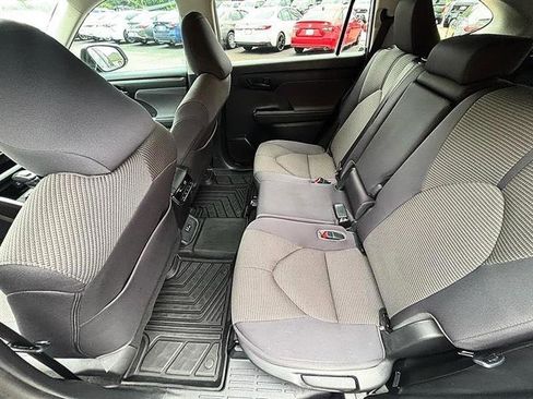 Used 2023 Toyota Highlander LE FWD image 34