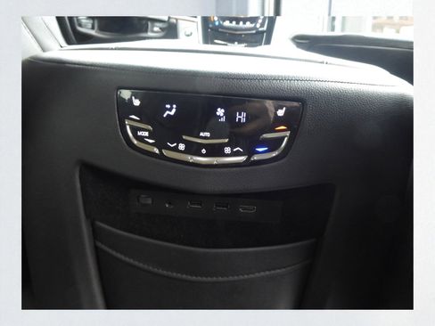 Used 2020 Cadillac Escalade ESV Premium Luxury image 17