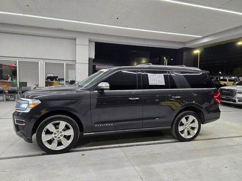 Used 2023 Ford Expedition Platinum image 3