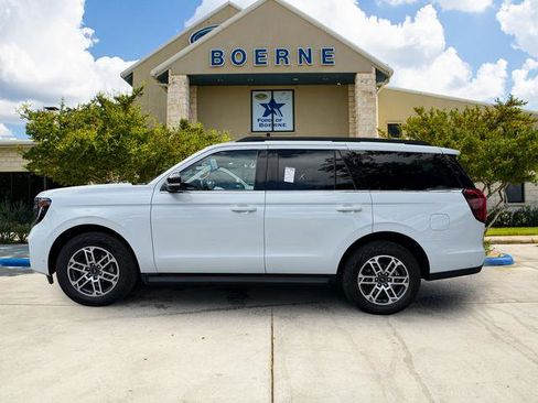 Used 2025 Ford Expedition Active AWD/4WD image 2