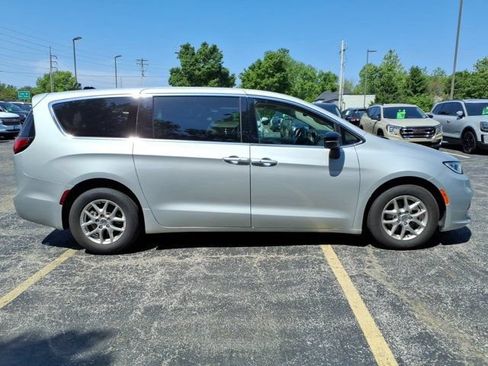 Used 2024 Chrysler Pacifica Touring-L FWD image 33