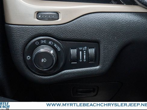 Used 2017 Jeep Cherokee Latitude w/ True North Edition image 28