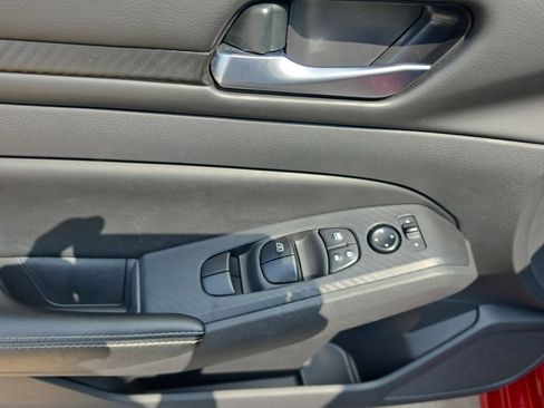 Used 2025 Nissan Altima 2.5 SV FWD image 22