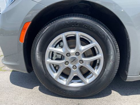 Used 2023 Chrysler Pacifica Touring-L FWD image 32