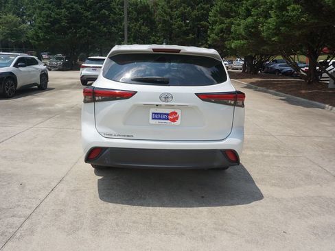 Used 2023 Toyota Highlander L FWD image 23