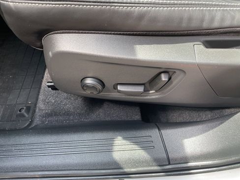 Used 2022 Volvo XC40 T5 R-Design w/ Advanced Package image 12