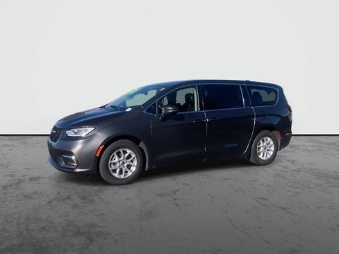 Used 2023 Chrysler Pacifica Touring-L FWD image 4