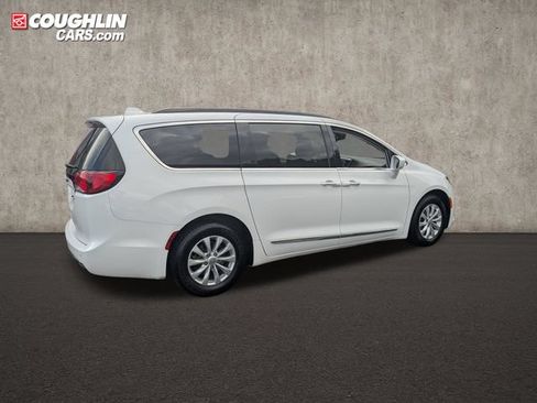 Used 2017 Chrysler Pacifica Touring-L FWD image 8