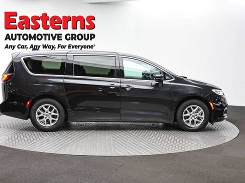Used 2023 Chrysler Pacifica Touring-L FWD image 4