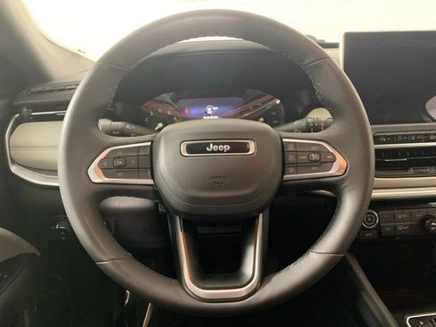 Used 2025 Jeep Compass Limited image 15