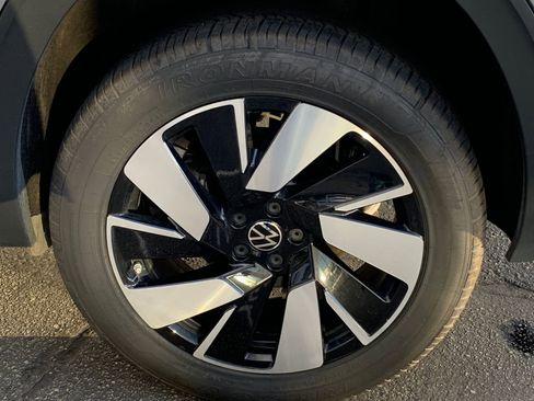 Used 2025 Volkswagen Atlas Cross Sport SE image 30