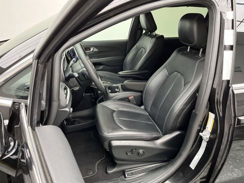Used 2025 Chrysler Pacifica Select FWD image 8