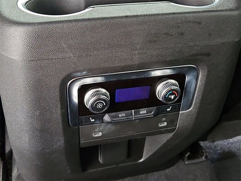 Used 2022 GMC Yukon SLT w/ SLT Premium Package image 28