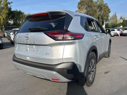 Used 2023 Nissan Rogue SV image 3