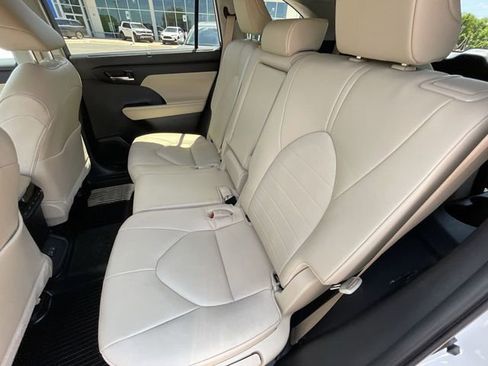 Used 2024 Toyota Highlander XLE AWD/4WD image 14