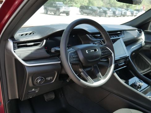 Used 2025 Jeep Grand Cherokee Laredo X w/ Luxury Tech Group I AWD/4WD image 9