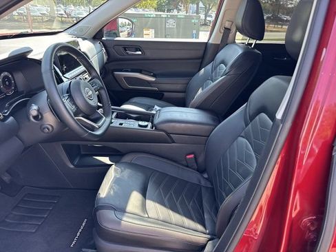 Used 2024 Nissan Pathfinder Platinum w/ Black Appearance Package AWD/4WD image 16