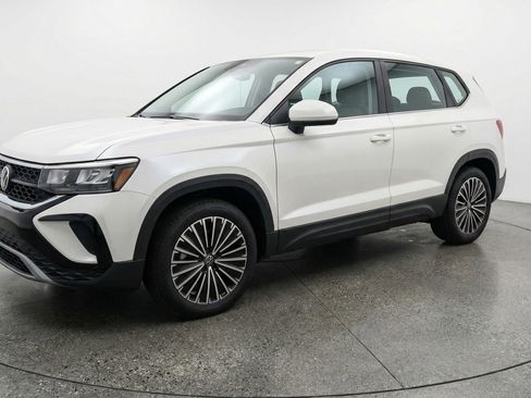 Used 2025 Volkswagen Taos SE image 3