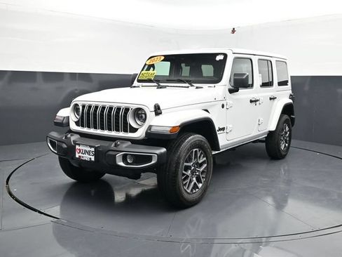 Used 2025 Jeep Wrangler Unlimited Sahara AWD/4WD image 4