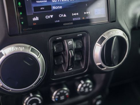 Used 2016 Jeep Wrangler Unlimited Sahara w/ Connectivity Group image 17