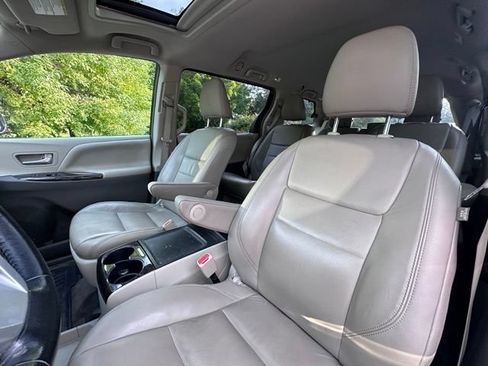 Used 2018 Toyota Sienna XLE w/ XLE Navigation Package AWD/4WD image 12