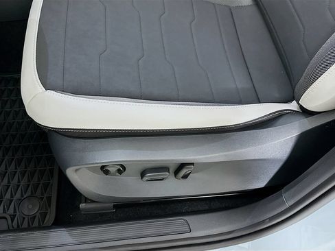 Used 2025 Volkswagen Taos SE w/ Panoramic Sunroof Package AWD/4WD image 9