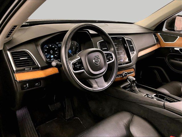 Used 2022 Volvo XC90 T6 Momentum w/ Climate Package AWD/4WD image 12