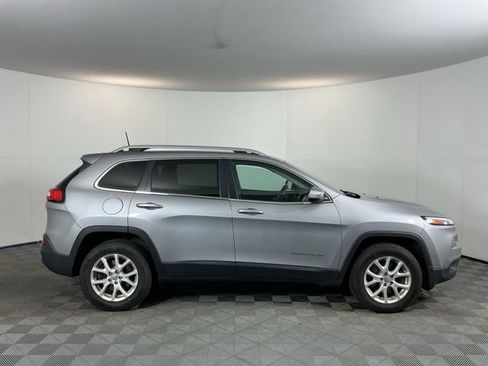 Used 2018 Jeep Cherokee Latitude AWD/4WD image 4