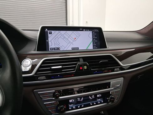 Certified 2022 BMW 750i xDrive w/ Luxury Rear Seating Package image 21