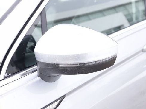 Used 2022 Volkswagen Tiguan SE w/ Panoramic Sunroof Package image 12