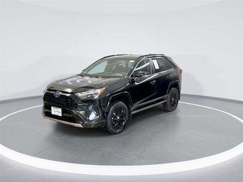 Used 2024 Toyota RAV4 SE image 3