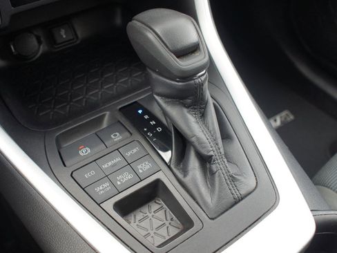 Used 2021 Toyota RAV4 LE AWD/4WD image 9