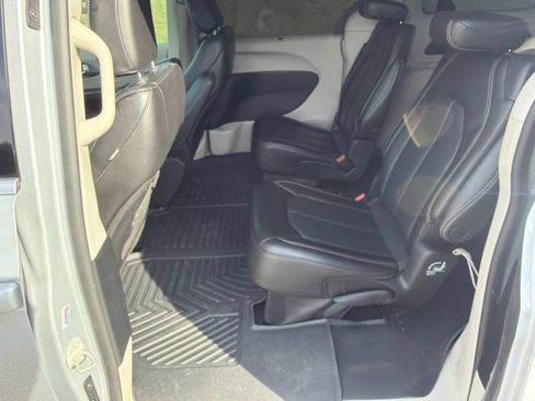 Used 2023 Chrysler Pacifica Touring-L FWD image 24