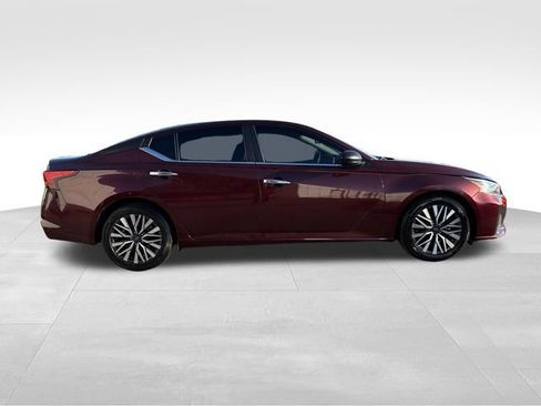 Used 2024 Nissan Altima 2.5 SV image 8